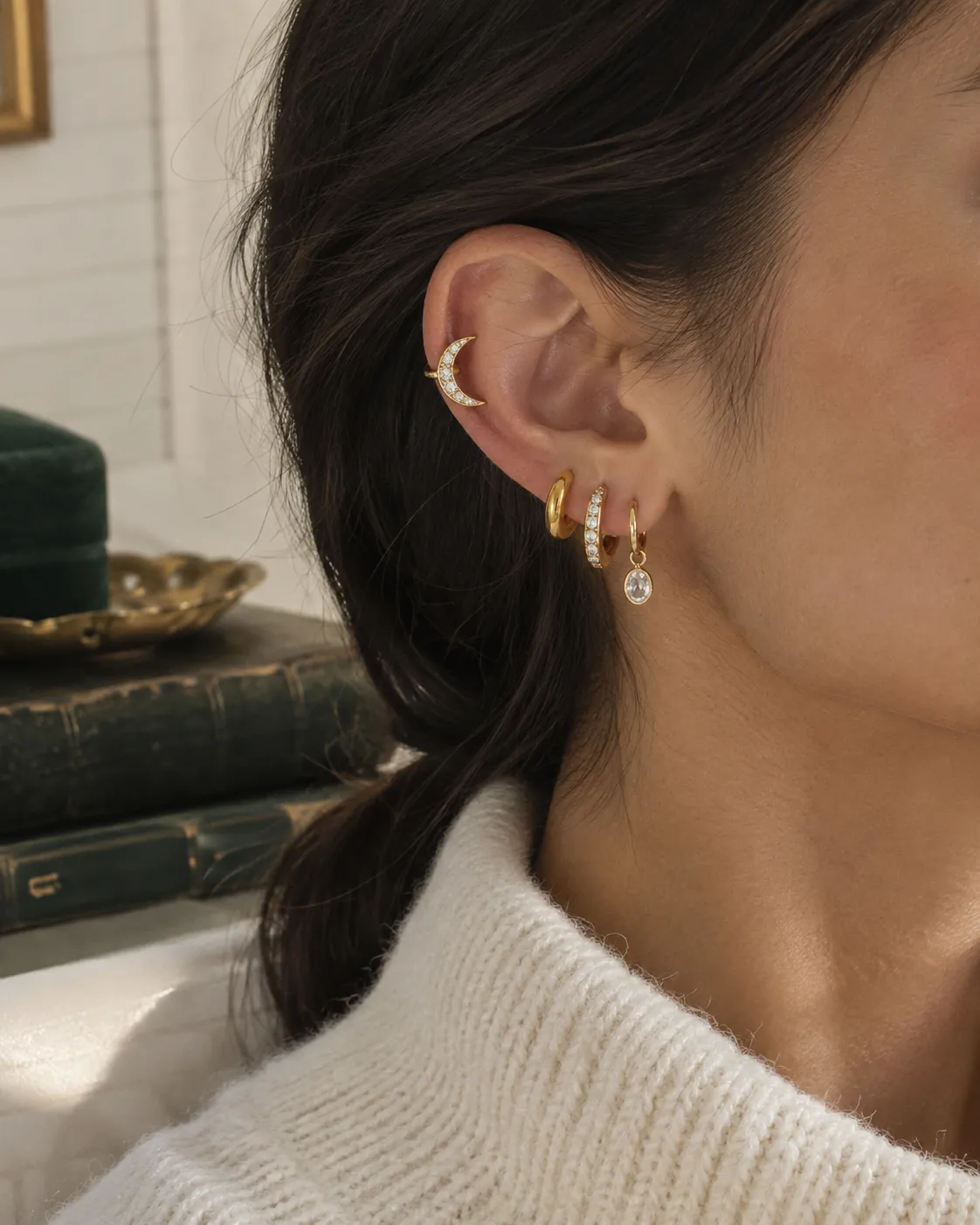Getragen: Huggie-Creolen und ein Halbmond-Ear-Cuff