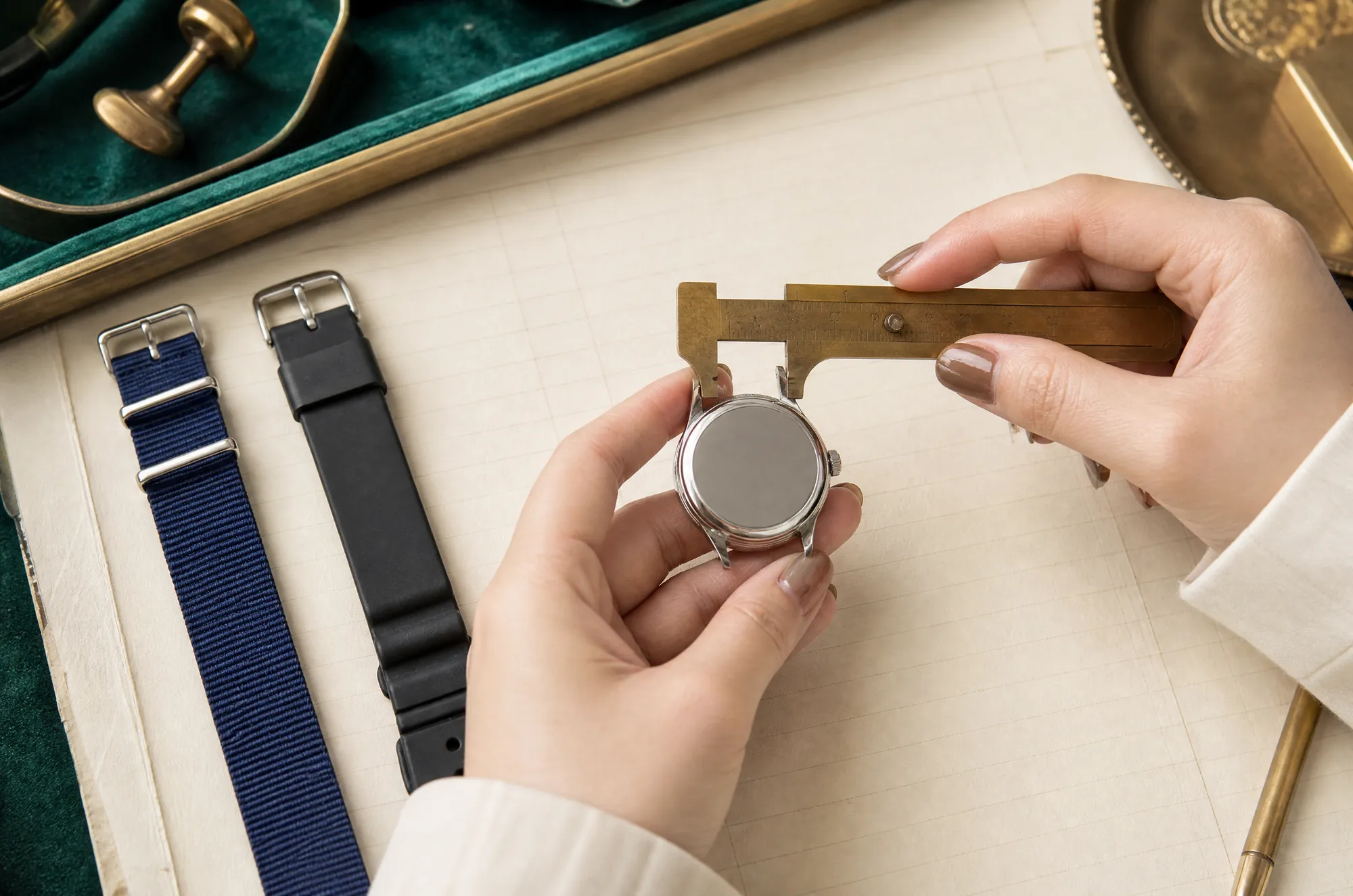 Messen des Abstands zwischen den Bandanstößen einer Uhr mit einem Messschieber